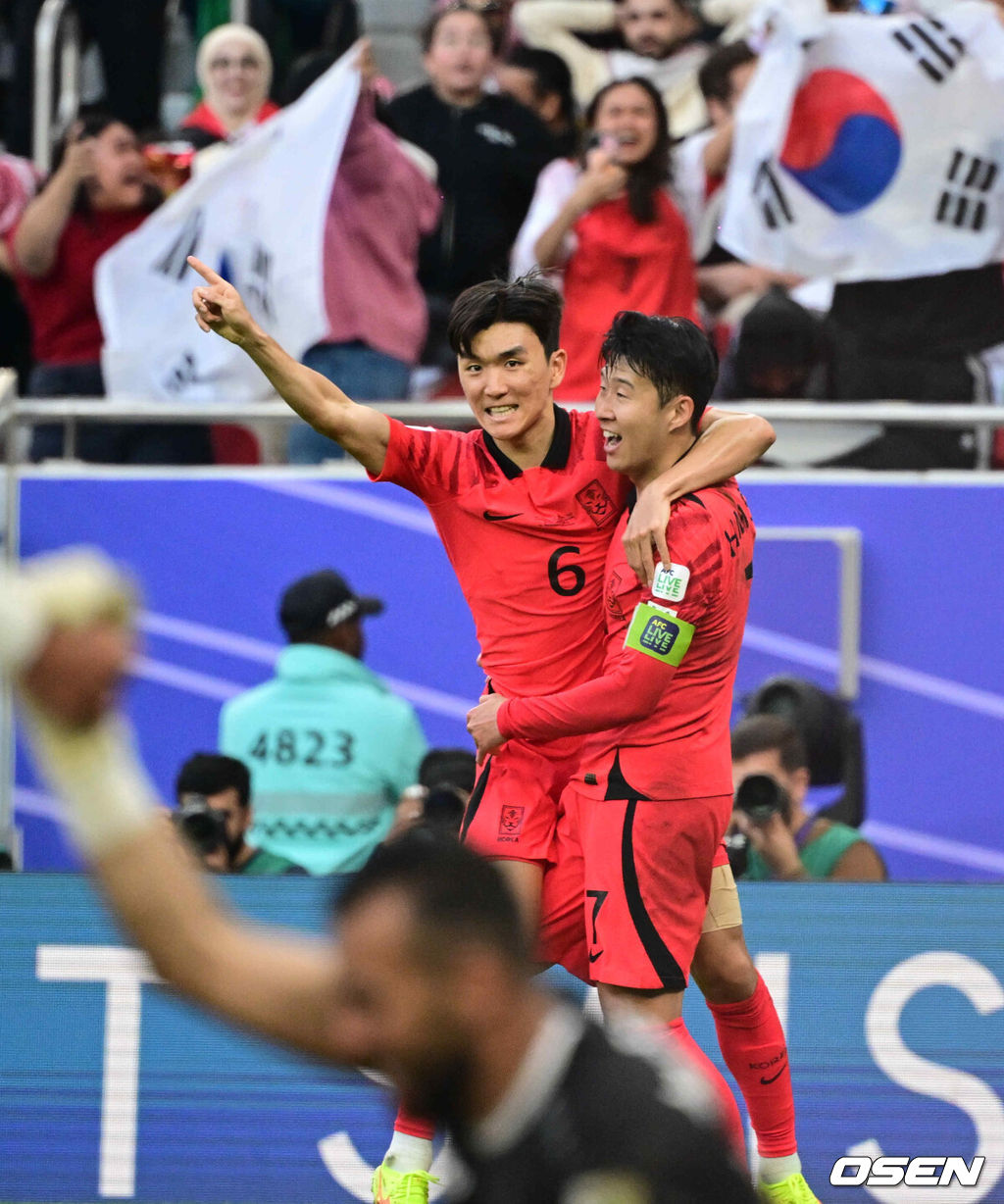 위르겐 클린스만 감독이 이끄는 대한민국 축구대표팀과 요르단의 2023 아시아축구연맹(AFC) 카타르 아시안컵 E조 2차전이 20일 오후(현지시간) 카타르 도하 알투마마 스타디움에서 열렸다.후반 대한민국 황인범, 손흥민이 요르단 자책 동점골에 기뻐하고 있다. 2024.01.20 /jpnews@osen.co.kr