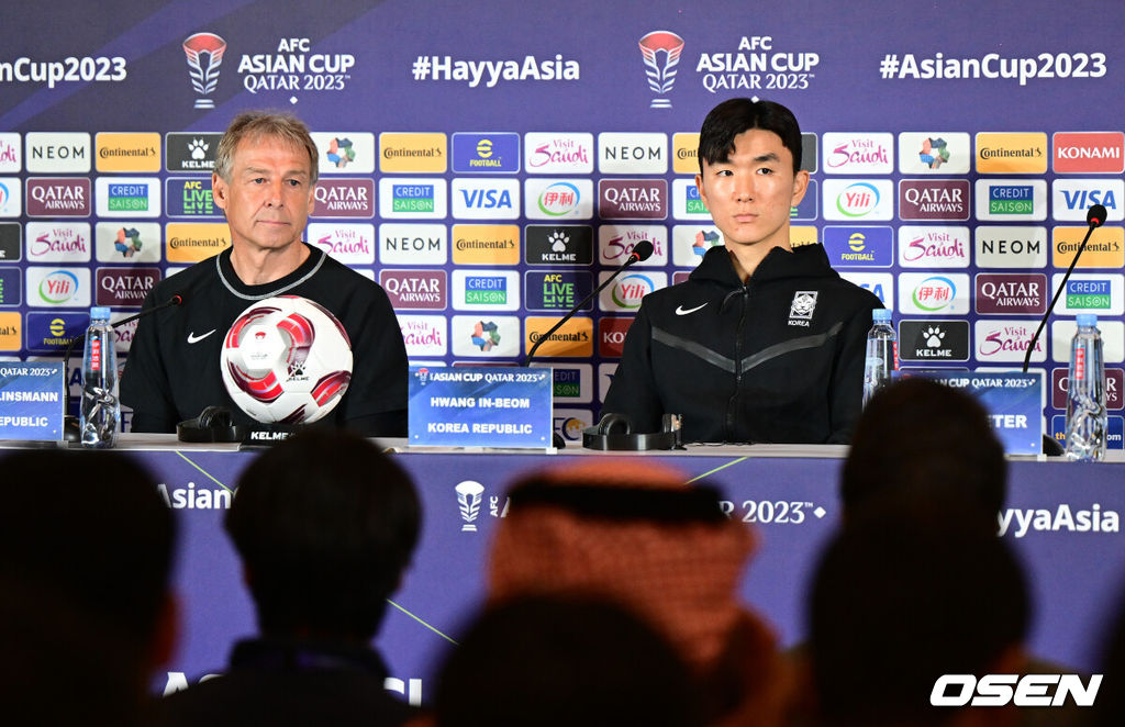 대한민국 축구국가대표팀 위르겐 클린스만 감독과 황인범이 2023 아시아축구연맹(AFC) 카타르 아시안컵 요르단과의 4강전을 앞두고 5일 카타르 도하 메인미디어센터(MMC)에서 열린 공식 기자회견에 참석하고 있다. 2024.02.05 / jpnews.osen.co.kr