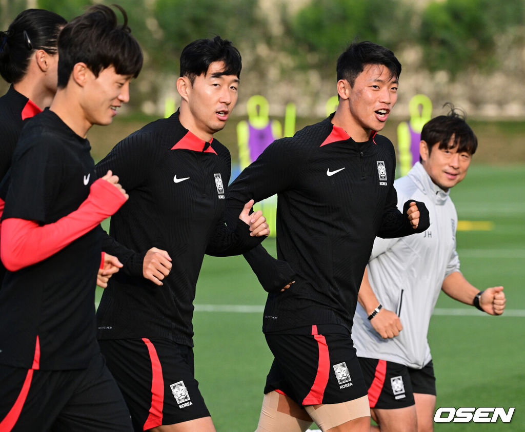 2023 아시아축구연맹(AFC) 카타르 아시안컵 4강 요르단전을 하루 앞둔 대한민국 축구대표팀이 5일(현지시간) 카타르 도하 알 에글라 트레이닝 센터에서 훈련을 가졌다.손흥민, 황희찬을 비롯한 선수들이 조깅을 하고 있다. 2024.02.05 / jpnews.osen.co.kr