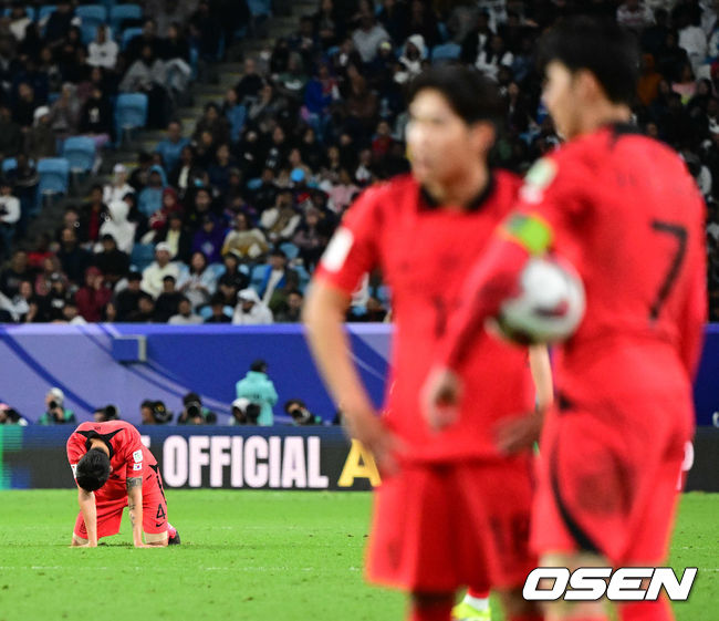 연장전 전반 대한민국 손흥민이 프리킥을 준비할때 김민재가 고통을 호소하고 있다. 2024.02.03 / jpnews.osen.co.kr