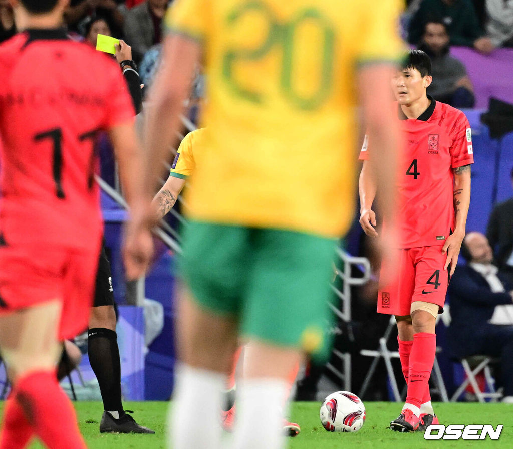 3일(한국시간) 카타르 알 와크라에 위치한 알 자누브 스타디움에서 열린 2023 아시아축구연맹(AFC) 아시안컵 8강 대한민국과 호주의 경기에서 대한민국이 호주에 2-1로 승리했다.후반 대한민국 김민재가 옐로우 카드를 받고 있다. 2024.02.03 / jpnews.osen.co.kr