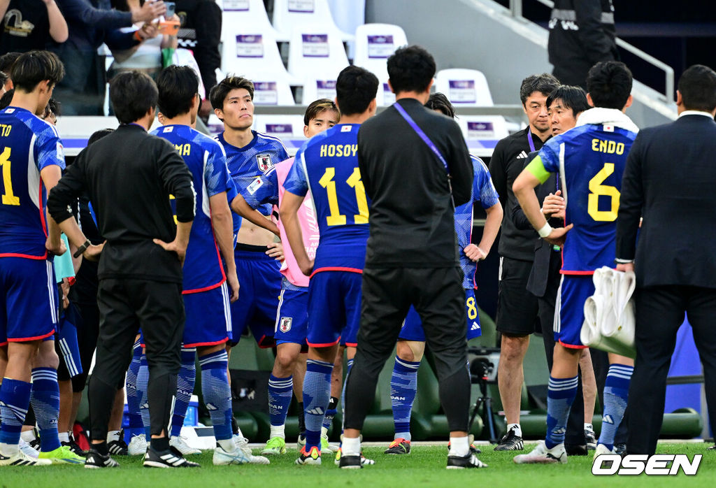 '우승후보 1순위'로 꼽히던 일본이 무너졌다. 이란이 추가시간의 기적을 쓰며 4강행 티켓을 거머쥐었다. 일본은 3일 오후 8시 30분(이하 한국 시간) 카타르 알라이얀 에듀케이션 시티 스타디움에서 열린 2023 아시아축구연맹(AFC) 카타르 아시안컵 8강전에서 이란에 1-2로 역전패하며 탈락했다. 이로써 4강 진출의 주인공은 이란이 됐다.경기를 마치고 일본 모리야스 하지메 감독이 선수들과 이야기를 나누고 있다. 2024.02.03 / jpnews.osen.co.kr