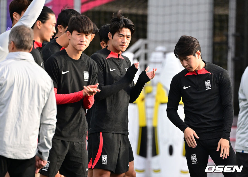 2023 아시아축구연맹(AFC) 카타르 아시안컵 4강 요르단전을 하루 앞둔 대한민국 축구대표팀이 5일(현지시간) 카타르 도하 알 에글라 트레이닝 센터에서 훈련을 가졌다.이재성, 설영우, 이강인 등이 미팅을 마치고 박수를 치며 파이팅을 하고 있다. 2024.02.05 / jpnews.osen.co.kr