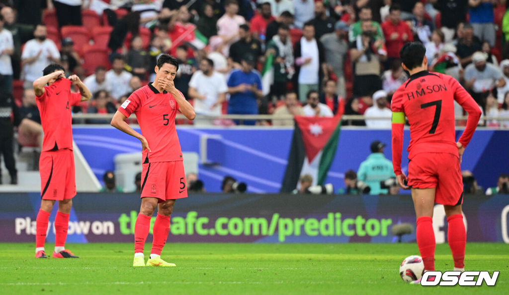 위르겐 클린스만 감독이 이끄는 대한민국 축구대표팀과 요르단의 2023 아시아축구연맹(AFC) 카타르 아시안컵 E조 2차전이 20일 오후(현지시간) 카타르 도하 알투마마 스타디움에서 열렸다.전반 대한민국이 요르단 역전골에 아쉬워하고 있다. 2024.01.20 /jpnews@osen.co.kr