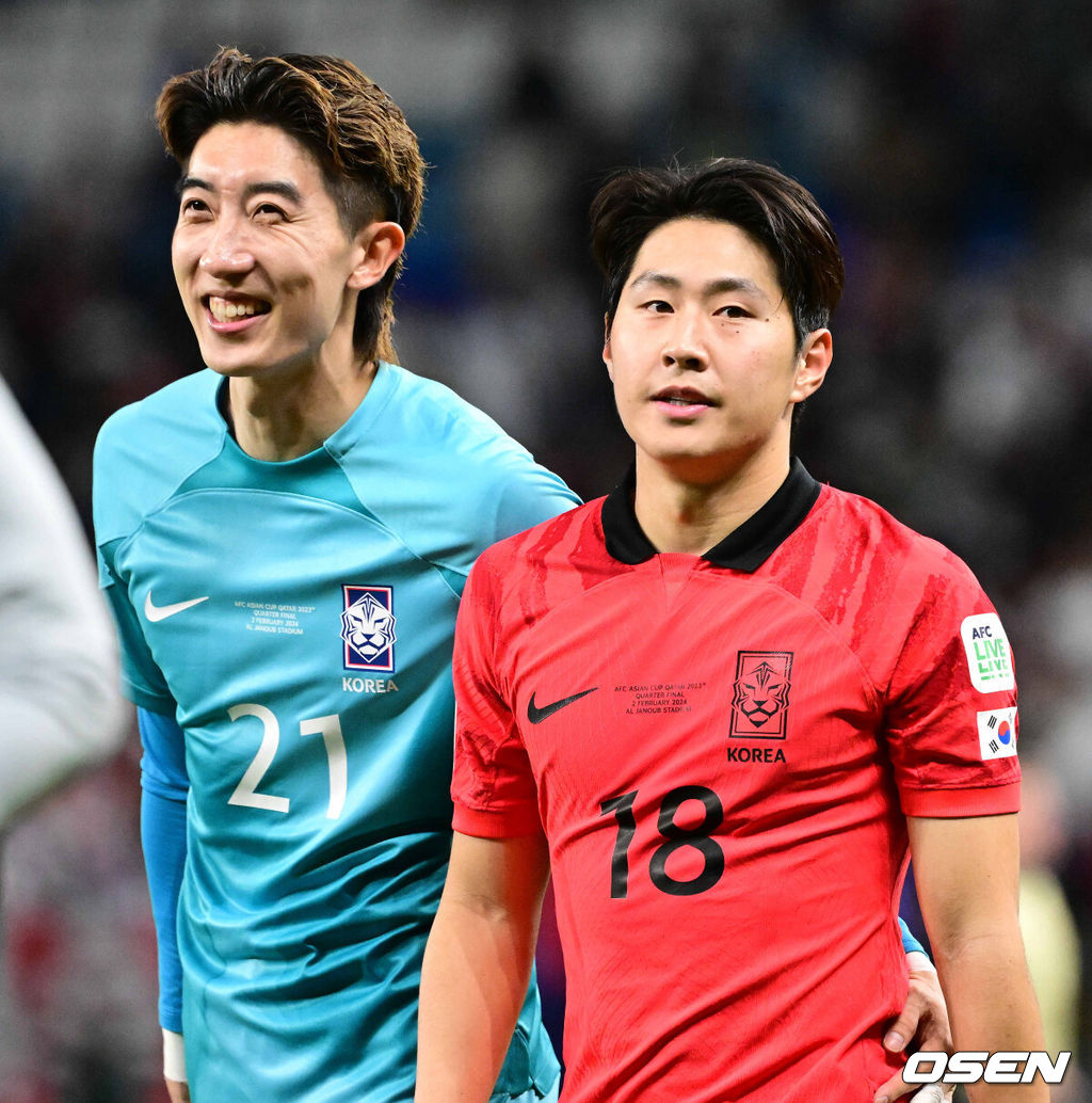 3일(한국시간) 카타르 알 와크라에 위치한 알 자누브 스타디움에서 열린 2023 아시아축구연맹(AFC) 아시안컵 8강 대한민국과 호주의 경기에서 대한민국이 호주에 2-1로 승리했다.경기를 마치고 대한민국 이강인과 조현우가 기뻐하고 있다. 2024.02.03 / jpnews.osen.co.kr