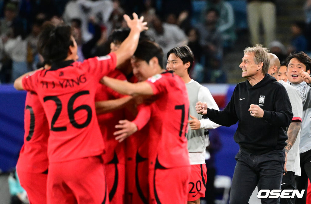 클린스만 감독이 이끄는 축구대표팀이 3일 새벽 12시 30분(한국시간) 카타르 알 와크라 알 자눕 스타디움에서 개최된 ‘2023 AFC 아시안컵 8강전’에서 연장 승부 끝에 손흥민의 결승골이 터져 호주를 2-1로 이겼다.한국은 4강전에서 요르단을 만나 결승진출을 노린다. 무려 64년 만의 아시안컵 우승에 도전하는 한국의 꿈은 이어지게 됐다.  연장 전반 대한민국 손흥민이 역전 프리킥 골을 성공시키자 클린스만 감독이 기뻐하고 있다. 2024.02.03 / jpnews.osen.co.kr