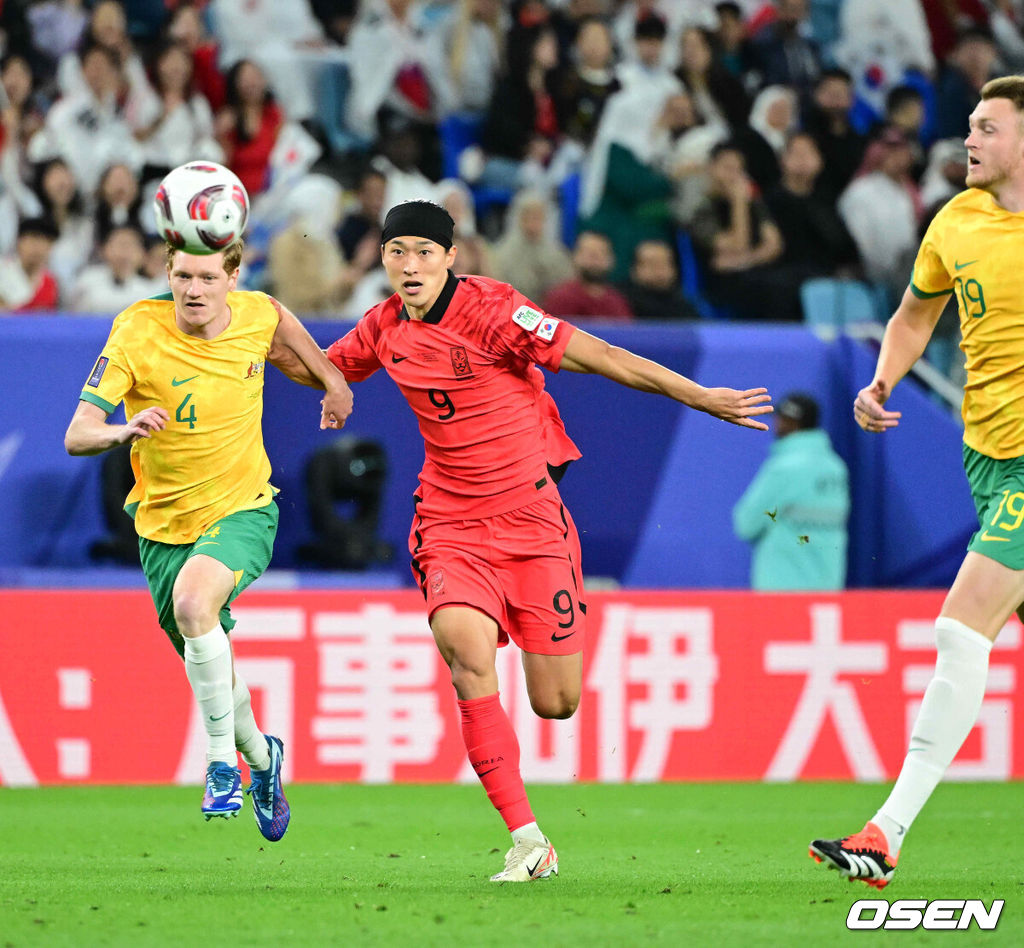 3일(한국시간) 카타르 알 와크라에 위치한 알 자누브 스타디움에서 2023 아시아축구연맹(AFC) 아시안컵 8강 대한민국과 호주의 경기가 열렸다.전반 조규성이 공격을 시도하고 있다. 2024.02.03 / jpnews.osen.co.kr