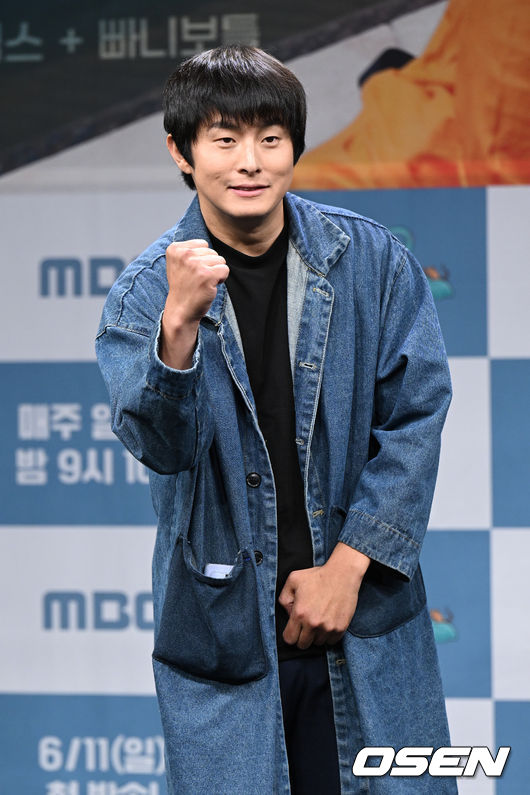 9일 오후 서울 상암동MBC신사옥 골든마우스홀에서 ‘태어난 김에 세계일주 시즌2’ 제작발표회가 열렸다.기안84가 포토타임을 가지고 있다. 2023.06.09 /sunday@osen.co.kr