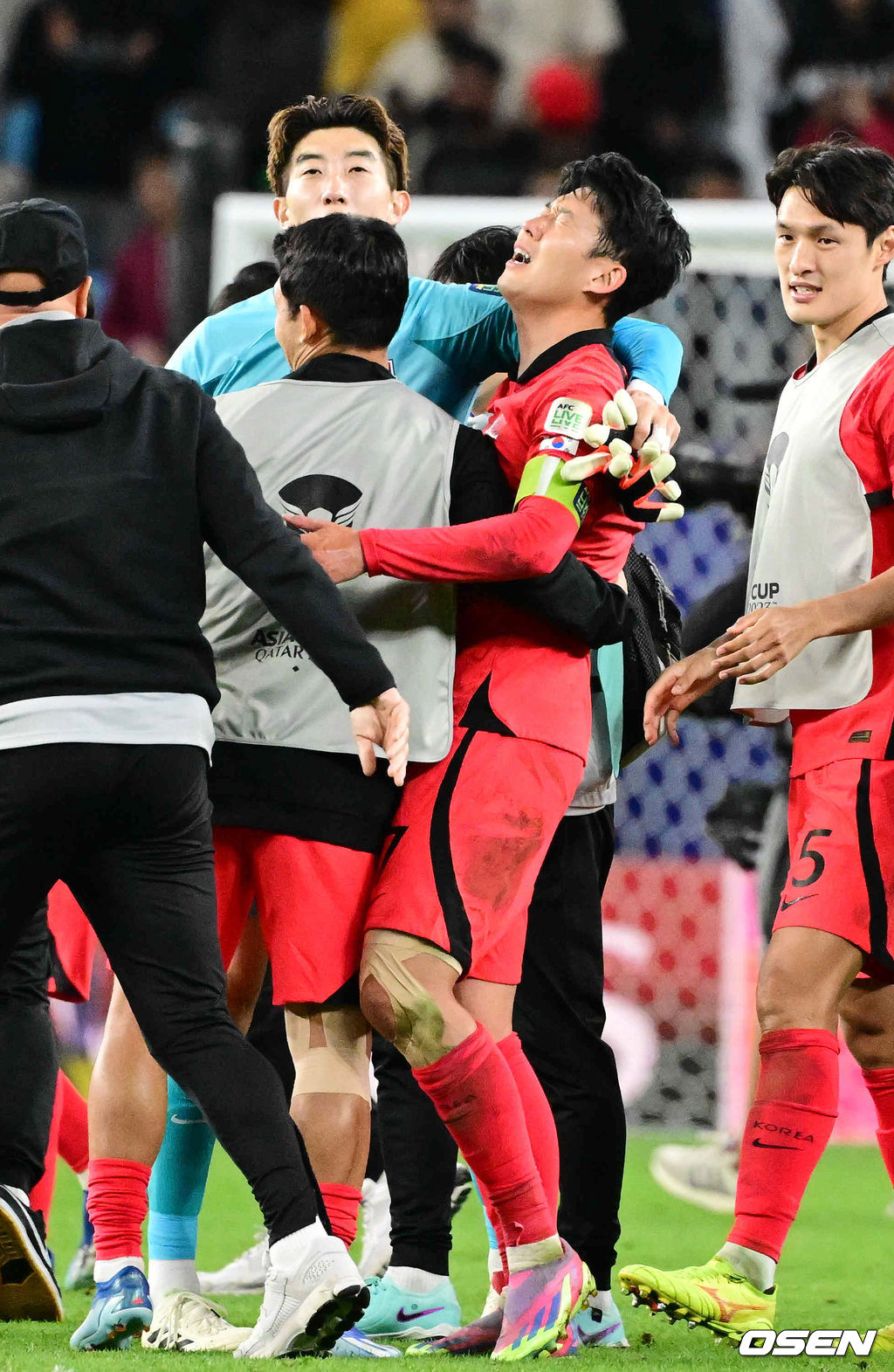 3일(한국시간) 카타르 알 와크라에 위치한 알 자누브 스타디움에서 열린 2023 아시아축구연맹(AFC) 아시안컵 8강 대한민국과 호주의 경기에서 대한민국이 호주에 2-1로 승리했다.경기를 마치고 대한민국 손흥민이 눈물을 흘리고 있다. 2024.02.03 / jpnews.osen.co.kr