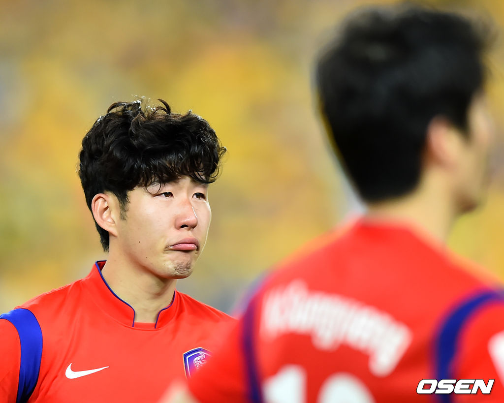 울리 슈틸리케 감독이 이끄는 한국 축구대표팀은 31일(이하 한국시간) 호주 시드니에 위치한 스타디움 오스트레일리아서 열린 2015 아시아축구연맹(AFC) 아시안컵 결승전 호주와 경기서 연장전까지 가는 혈투 끝에 1-2로 석패했다. '손세이셔널' 손흥민이 극적 동점골로 연장전에 돌입한 한국은 다시 추가골을 내주며 아시안컵을 호주에 내줬다. 경기를 마치고 한국 축구 대표팀 손흥민이 눈물을 흘리고 있다. 2015.01.31 / rumi@osen.co.kr