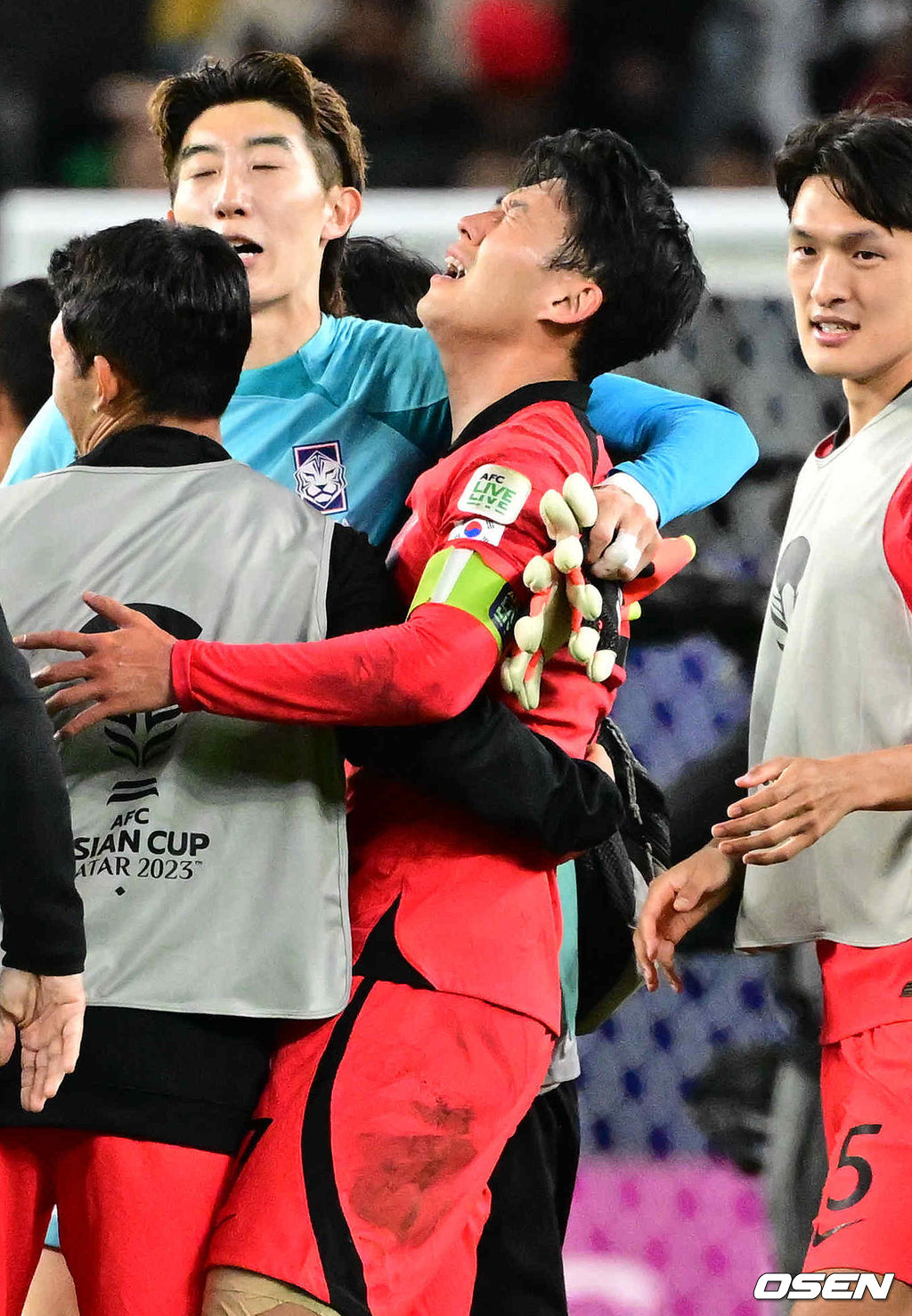 3일(한국시간) 카타르 알 와크라에 위치한 알 자누브 스타디움에서 열린 2023 아시아축구연맹(AFC) 아시안컵 8강 대한민국과 호주의 경기에서 대한민국이 호주에 2-1로 승리했다.경기를 마치고 대한민국 손흥민이 눈물을 흘리고 있다. 2024.02.03 / jpnews.osen.co.kr