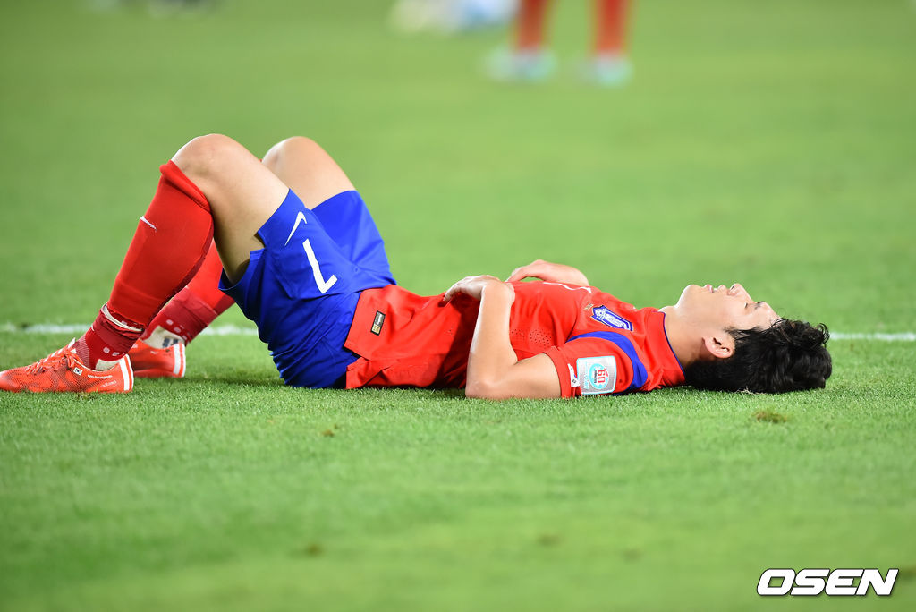 울리 슈틸리케 감독이 이끄는 한국 축구대표팀은 31일(이하 한국시간) 호주 시드니에 위치한 스타디움 오스트레일리아서 열린 2015 아시아축구연맹(AFC) 아시안컵 결승전 호주와 경기서 연장전까지 가는 혈투 끝에 1-2로 석패했다. '손세이셔널' 손흥민이 극적 동점골로 연장전에 돌입한 한국은 다시 추가골을 내주며 아시안컵을 호주에 내줬다. 경기를 마치고 축구대표팀 손흥민이 그라운드에 누워 눈물을 흘리고 있다. 2015.01.31 / rumi@osen.co.kr