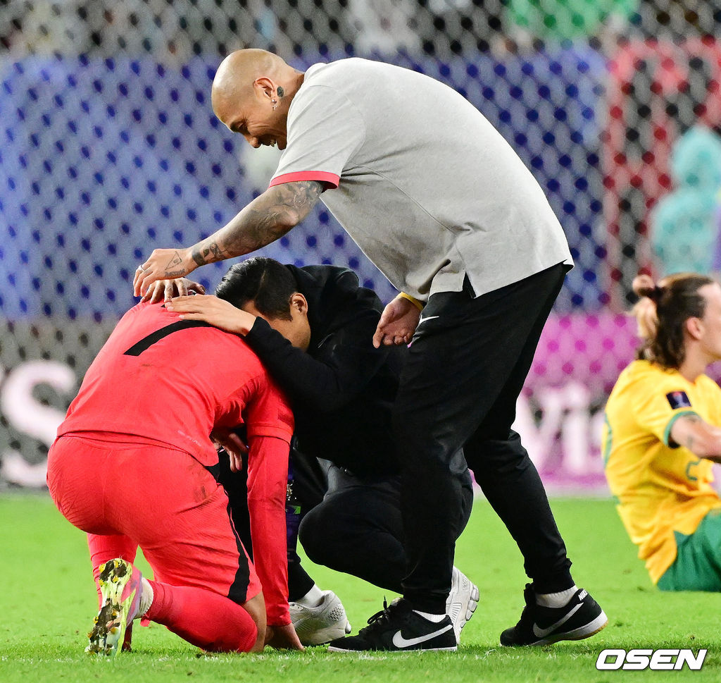 클린스만 감독이 이끄는 축구대표팀이 3일 새벽 12시 30분(한국시간) 카타르 알 와크라 알 자눕 스타디움에서 개최된 ‘2023 AFC 아시안컵 8강전’에서 연장 승부 끝에 손흥민의 결승골이 터져 호주를 2-1로 이겼다.한국은 4강전에서 요르단을 만나 결승진출을 노린다. 무려 64년 만의 아시안컵 우승에 도전하는 한국의 꿈은 이어지게 됐다.  경기를 마치고 차두리 코치가 기쁨의 눈물을 흘리고 있는 손흥민과 승리를 기쁨을 나누고 있다. 2024.02.03 / jpnews.osen.co.kr