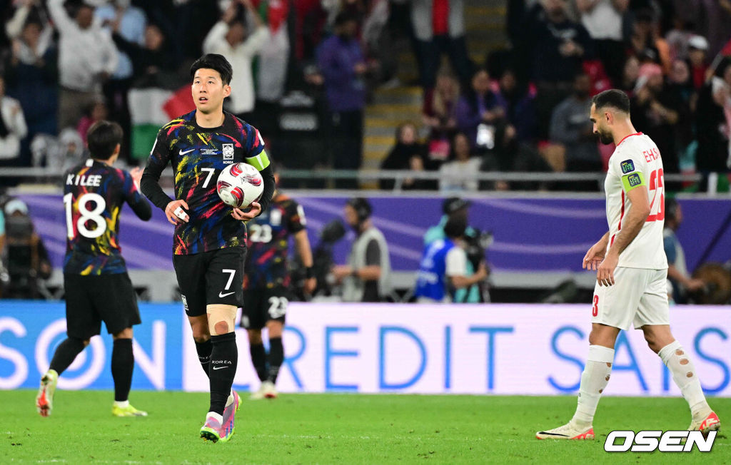 6일 오후 카타르 알라이얀 아흐메드 빈 알리 스타디움에서 2023 아시아축구연맹(AFC) 카타르 아시안컵 준결승 대한민국과 요르단의 경기가 열렸다.후반 한국이 요르단 알나이마트에게 선제골을 허용한 뒤 주장 손흥민이 볼을 들고 하프라인으로 이동하고 있다. 2024.02.06 / jpnews.osen.co.kr