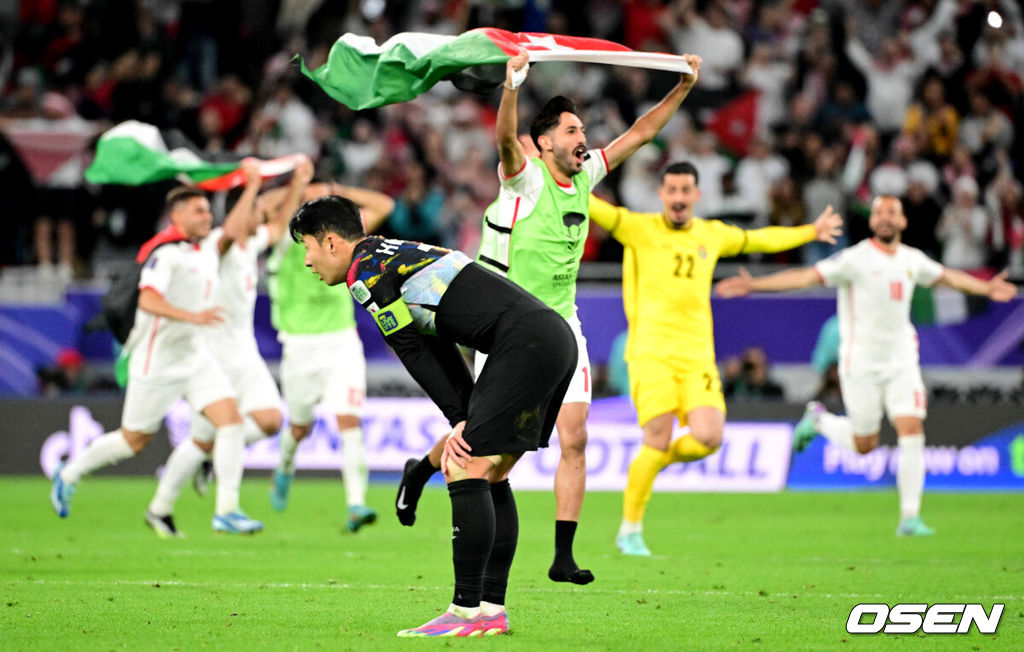 한국이 결승 진출에 실패했다.위르겐 클린스만 감독이 이끄는 대한민국 축구대표팀은 7일 0시(이하 한국시간) 카타르 알라이얀 아흐마드 빈 알리 스타디움에서 요르단과 2023 아시아축구연맹(AFC) 카타르 아시안컵 4강전을 치러 0-2로 패했다. 결승 진출에 실패했다. 동시에 64년 만의 우승도 일궈내지 못했다.경기를 마치고 한국 손흥민이 아쉬워하고 있다. 2024.02.06 / jpnews.osen.co.kr