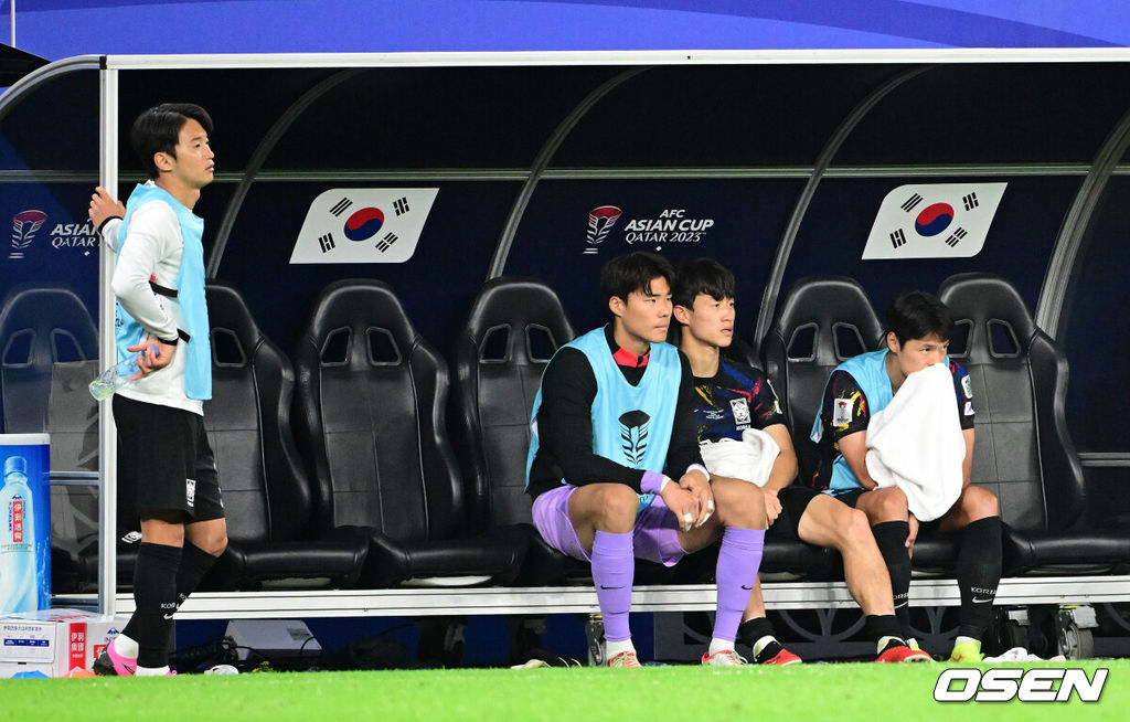 한국이 결승 진출에 실패했다.위르겐 클린스만 감독이 이끄는 대한민국 축구대표팀은 7일 0시(한국시간) 카타르 알라이얀 아흐마드 빈 알리 스타디움에서 요르단과 2023 아시아축구연맹(AFC) 카타르 아시안컵 4강전을 치러 0-2로 패했다. 결승 진출에 실패했다. 동시에 64년 만의 우승도 일궈내지 못했다.후반 김진수, 송범근, 이재성, 박용우가 경기를 지켜보고 있다. 2024.02.07 / jpnews.osen.co.kr