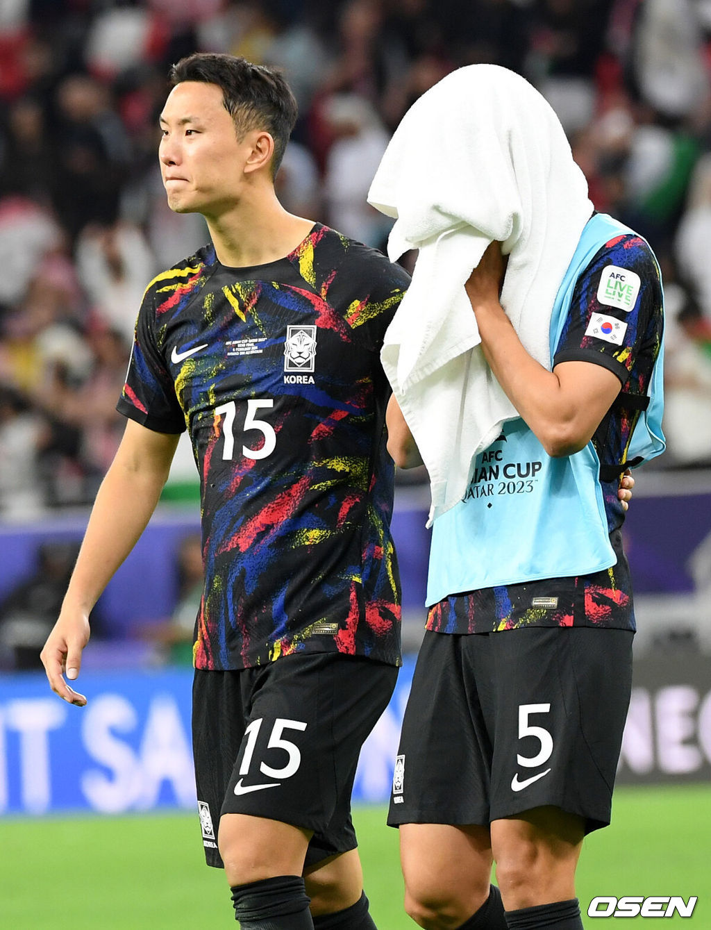 한국이 결승 진출에 실패했다.위르겐 클린스만 감독이 이끄는 대한민국 축구대표팀은 7일 0시(이하 한국시간) 카타르 알라이얀 아흐마드 빈 알리 스타디움에서 요르단과 2023 아시아축구연맹(AFC) 카타르 아시안컵 4강전을 치러 0-2로 패했다. 결승 진출에 실패했다. 동시에 64년 만의 우승도 일궈내지 못했다.경기를 마치고 한국 정승현과 박용우가 팬들에게 인사한 뒤 피치를 나서고 있다. 2024.02.06 / jpnews.osen.co.kr