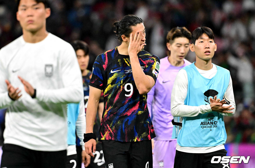 한국이 결승 진출에 실패했다.위르겐 클린스만 감독이 이끄는 대한민국 축구대표팀은 7일 0시(이하 한국시간) 카타르 알라이얀 아흐마드 빈 알리 스타디움에서 요르단과 2023 아시아축구연맹(AFC) 카타르 아시안컵 4강전을 치러 0-2로 패했다. 결승 진출에 실패했다. 동시에 64년 만의 우승도 일궈내지 못했다.경기를 마치고 한국 조규성을 비롯한 선수들이 아쉬워하고 있다. 2024.02.06 / jpnews.osen.co.kr