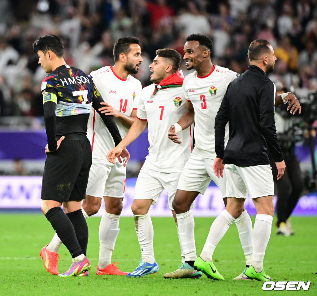 한국이 결승 진출에 실패했다.위르겐 클린스만 감독이 이끄는 대한민국 축구대표팀은 7일 0시(한국시간) 카타르 알라이얀 아흐마드 빈 알리 스타디움에서 요르단과 2023 아시아축구연맹(AFC) 카타르 아시안컵 4강전을 치러 0-2로 패했다. 결승 진출에 실패했다. 동시에 64년 만의 우승도 일궈내지 못했다.경기를 마치고 한국 손흥민이 요르단 선수들과 인사를 나누고 있다. 2024.02.07 / jpnews.osen.co.kr