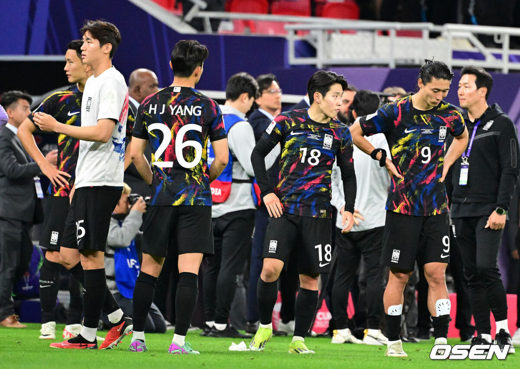 한국이 결승 진출에 실패했다.위르겐 클린스만 감독이 이끄는 대한민국 축구대표팀은 7일 0시(한국시간) 카타르 알라이얀 아흐마드 빈 알리 스타디움에서 요르단과 2023 아시아축구연맹(AFC) 카타르 아시안컵 4강전을 치러 0-2로 패했다. 결승 진출에 실패했다. 동시에 64년 만의 우승도 일궈내지 못했다.경기를 마치고 한국 조규성, 이강인을 비롯한 선수들이 패배를 아쉬워하고 있다. 2024.02.07 / jpnews.osen.co.kr