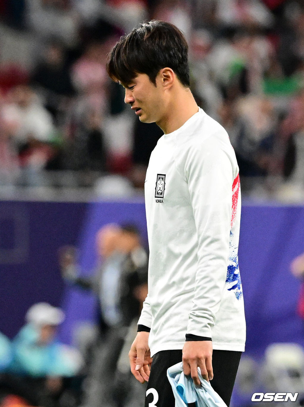 한국이 결승 진출에 실패했다.위르겐 클린스만 감독이 이끄는 대한민국 축구대표팀은 7일 0시(한국시간) 카타르 알라이얀 아흐마드 빈 알리 스타디움에서 요르단과 2023 아시아축구연맹(AFC) 카타르 아시안컵 4강전을 치러 0-2로 패했다. 결승 진출에 실패했다. 동시에 64년 만의 우승도 일궈내지 못했다.경기를 마치고 한국 김진수가 패배를 아쉬워하며 눈물을 흘리고 있다. 2024.02.07 / jpnews.osen.co.kr