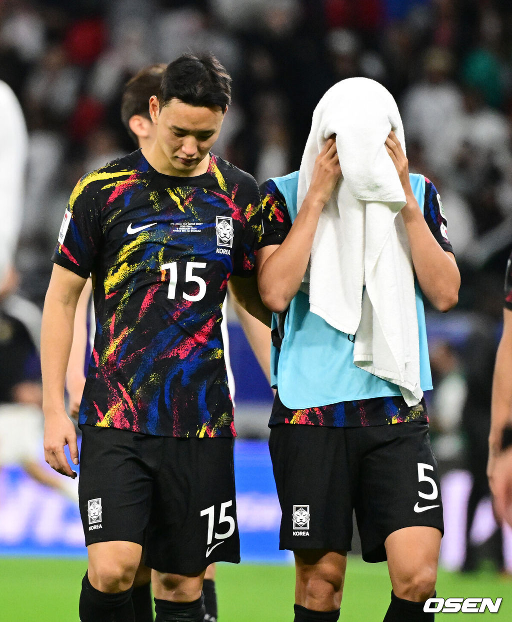 한국이 결승 진출에 실패했다.위르겐 클린스만 감독이 이끄는 대한민국 축구대표팀은 7일 0시(한국시간) 카타르 알라이얀 아흐마드 빈 알리 스타디움에서 요르단과 2023 아시아축구연맹(AFC) 카타르 아시안컵 4강전을 치러 0-2로 패했다. 결승 진출에 실패했다. 동시에 64년 만의 우승도 일궈내지 못했다.경기를 마치고 한국 정승현, 박용우가 패배를 아쉬워하고 있다. 2024.02.07 / jpnews.osen.co.kr