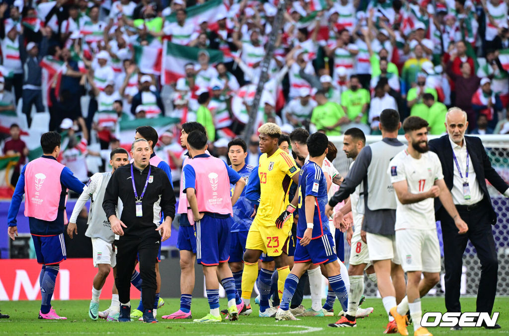 '우승후보 1순위'로 꼽히던 일본이 무너졌다. 이란이 추가시간의 기적을 쓰며 4강행 티켓을 거머쥐었다. 일본은 3일 오후 8시 30분(이하 한국 시간) 카타르 알라이얀 에듀케이션 시티 스타디움에서 열린 2023 아시아축구연맹(AFC) 카타르 아시안컵 8강전에서 이란에 1-2로 역전패하며 탈락했다. 이로써 4강 진출의 주인공은 이란이 됐다.일본 선수들이 패배를 아쉬워하고 있다. 2024.02.03 / jpnews.osen.co.kr