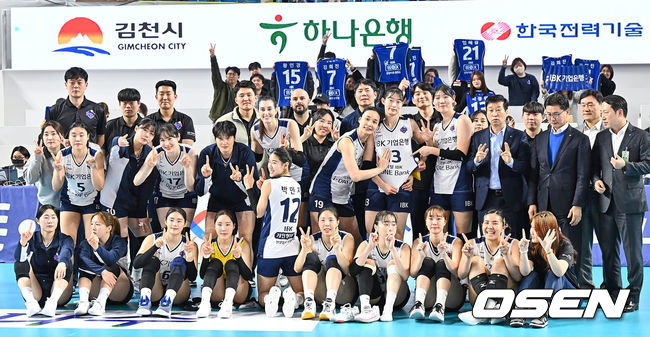 IBK 기업은행 김호철 감독과 선수들이 세트스코어 3-0으로 승리한 후 12승 기념촬영을 하고 있다. 2024.02.07 / foto0307@osen.co.kr