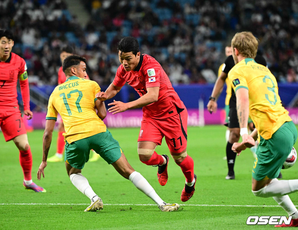 3일(한국시간) 카타르 알 와크라에 위치한 알 자누브 스타디움에서 2023 아시아축구연맹(AFC) 아시안컵 8강 대한민국과 호주의 경기가 열렸다.전반 한국 황희찬이 돌파를 시도 중 넘어지고 있다. 2024.02.03 / jpnews.osen.co.kr