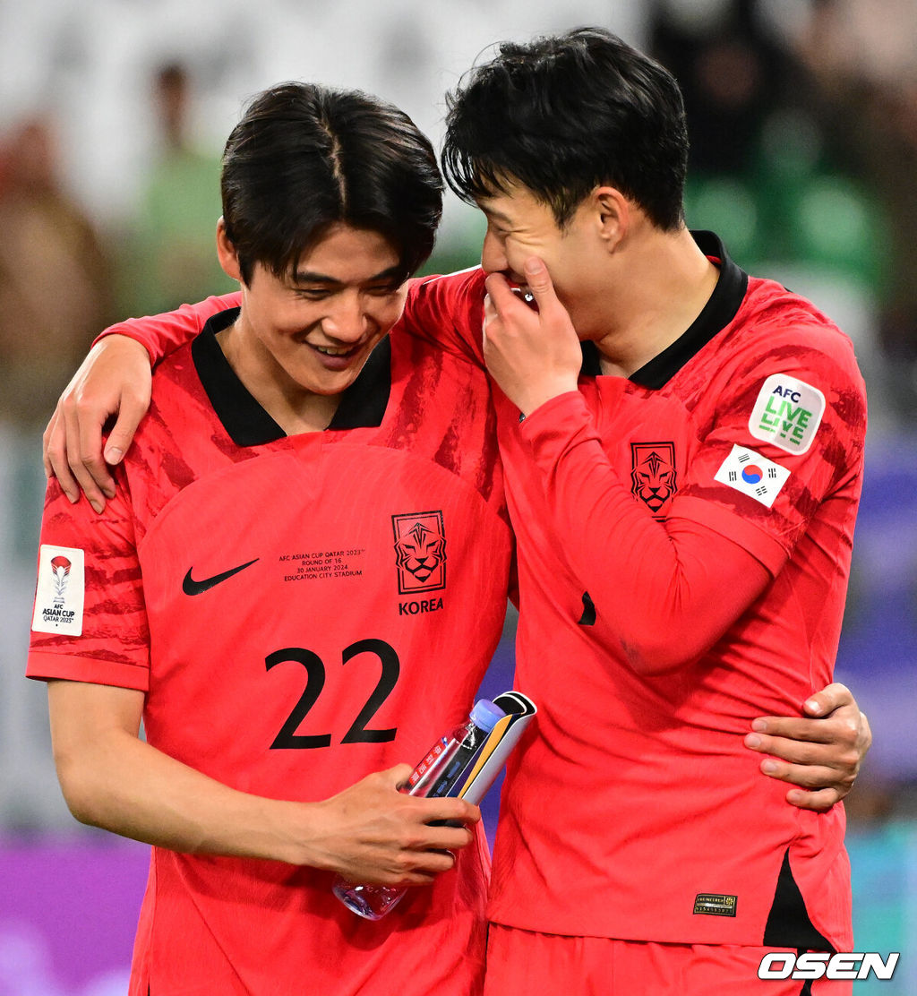 위르겐 클린스만 감독이 이끄는 대한민국 축구대표팀은 31일 오전 1시(한국시간) 카타르 알라이얀 에듀케이션 시티 스타디움에서 열린 2023 아시아축구연맹(AFC) 아시안컵 16강 사우디아라비아와 맞대결에서 연장 120분까지 1-1로 승부를 가리지 못했다. 하지만 승부차기에서 4-2로 승리하며 8강에 올랐다.손흥민이 설영우와 승리를 기뻐하고 있다. 2024.01.31 / jpnews.osen.co.kr