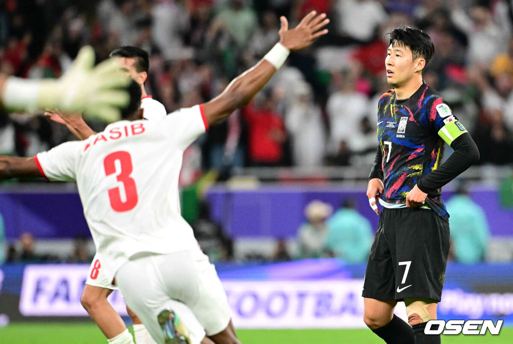 한국이 결승 진출에 실패했다.위르겐 클린스만 감독이 이끄는 대한민국 축구대표팀은 7일 0시(이하 한국시간) 카타르 알라이얀 아흐마드 빈 알리 스타디움에서 요르단과 2023 아시아축구연맹(AFC) 카타르 아시안컵 4강전을 치러 0-2로 패했다. 결승 진출에 실패했다. 동시에 64년 만의 우승도 일궈내지 못했다.경기를 마치고 한국 손흥민이 아쉬워하고 있다. 2024.02.06 / jpnews.osen.co.kr