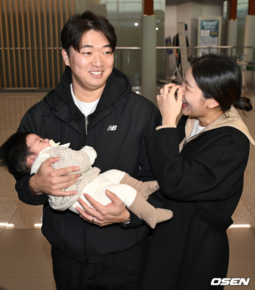 9일 오후 미국프로야구 메이저리그 샌디에이고 파드리스와 계약한 고우석이 스프링캠프에 참석하기 위해 미국으로 출국했다. 고우석, 아내 이가현이 이야기를 나누고 있다. 2024.02.09 / ksl0919@osen.co.kr  