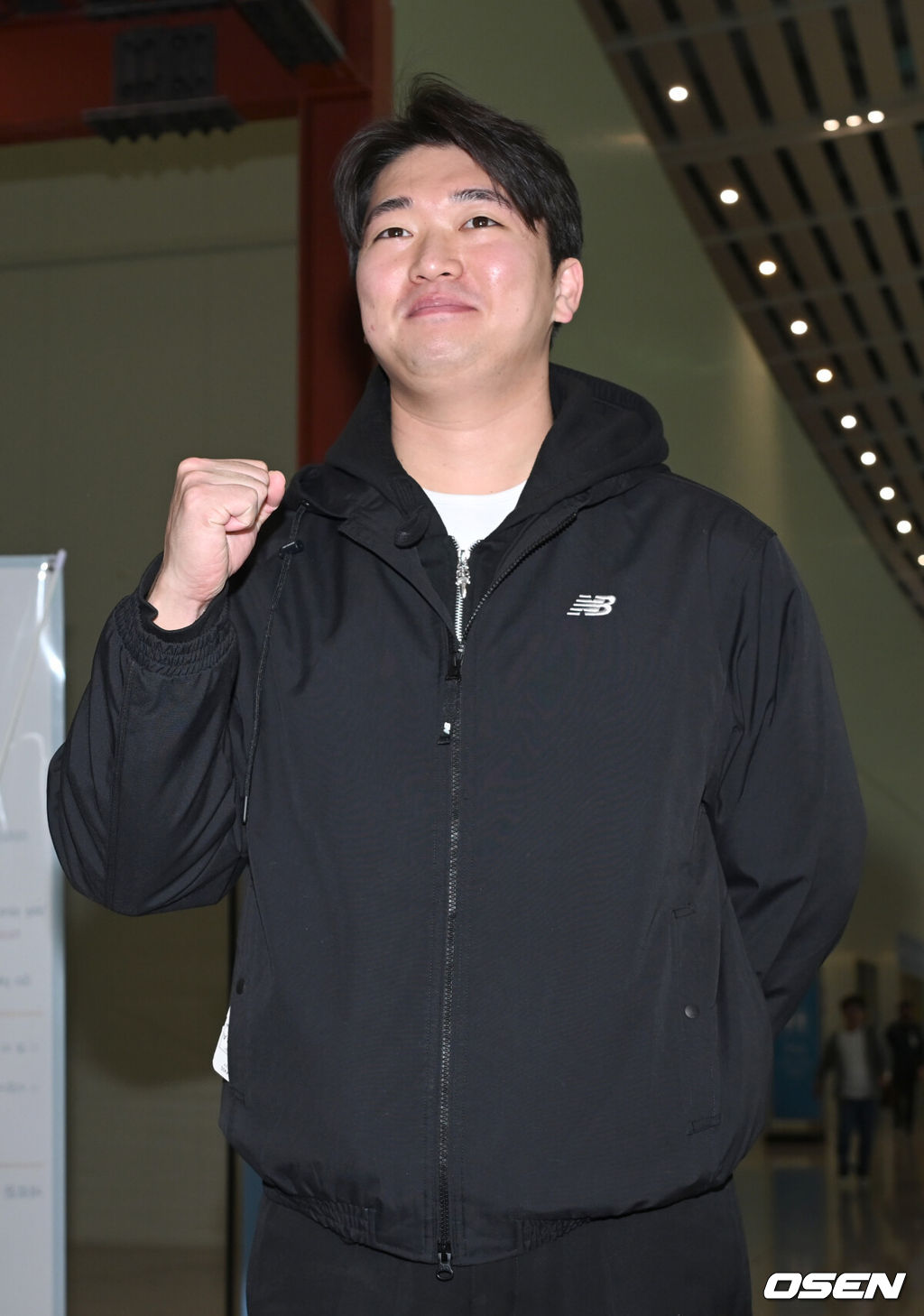 9일 오후 미국프로야구 메이저리그 샌디에이고 파드리스와 계약한 고우석이 스프링캠프에 참석하기 위해 미국으로 출국했다. 고우석이 취재진을 향해 포즈를 취하고 있다. 2024.02.09 / ksl0919@osen.co.kr