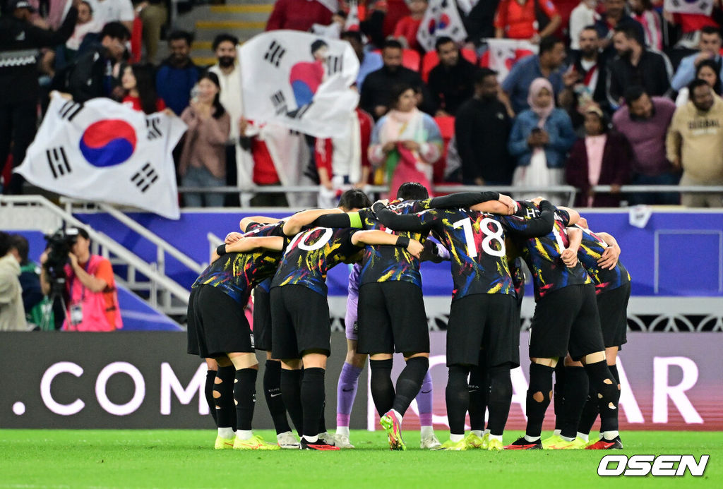 한국이 결승 진출에 실패했다.위르겐 클린스만 감독이 이끄는 대한민국 축구대표팀은 7일 0시(한국시간) 카타르 알라이얀 아흐마드 빈 알리 스타디움에서 요르단과 2023 아시아축구연맹(AFC) 카타르 아시안컵 4강전을 치러 0-2로 패했다. 결승 진출에 실패했다. 동시에 64년 만의 우승도 일궈내지 못했다.경기에 앞서 한국 선수들이 한데 모여 파이팅을 하고 있다. 2024.02.07 / jpnews.osen.co.kr