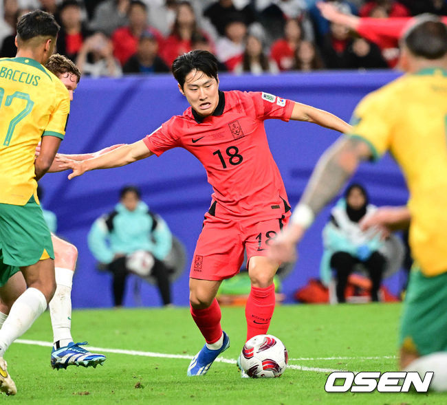 3일(한국시간) 카타르 알 와크라에 위치한 알 자누브 스타디움에서 2023 아시아축구연맹(AFC) 아시안컵 8강 대한민국과 호주의 경기가 열렸다.후반 한국 이강인이 돌파를 시도하고 있다. 2024.02.03 / jpnews.osen.co.kr