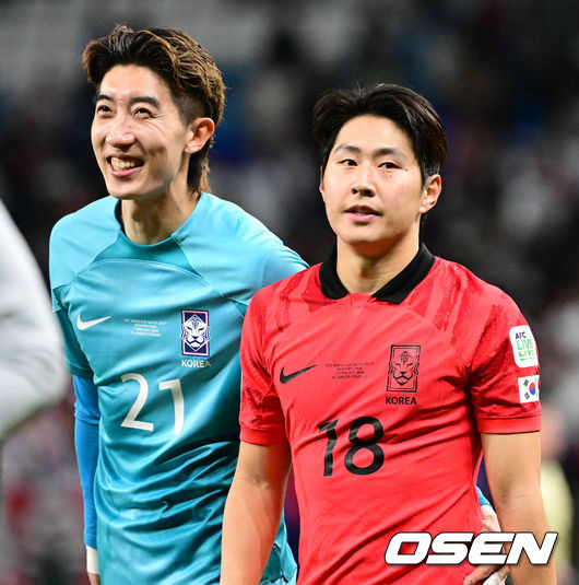 3일(한국시간) 카타르 알 와크라에 위치한 알 자누브 스타디움에서 열린 2023 아시아축구연맹(AFC) 아시안컵 8강 대한민국과 호주의 경기에서 대한민국이 호주에 2-1로 승리했다.경기를 마치고 대한민국 이강인과 조현우가 기뻐하고 있다. 2024.02.03 / jpnews.osen.co.kr