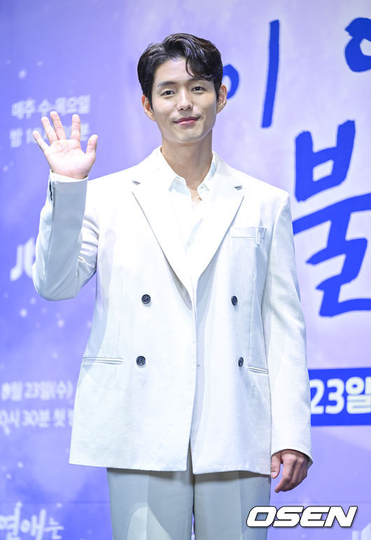 23일 오후 서울 신도림 라마다에서 JTBC 새 수목드라마 ‘이 연애는 불가항력’ 제작발표회가 열렸다.드라마 ‘이 연애는 불가항력’은 3백여 년 전 철저히 봉인되었던 금서를 얻게 된 말단 공무원 이홍조(조보아)와 그 금서의 희생양이 된 변호사 장신유(로운)의 불가항력적 로맨스다. 배우 하준이 포토타임을 하고 있다. 2023.08.23 / dreamer@osen.co.kr