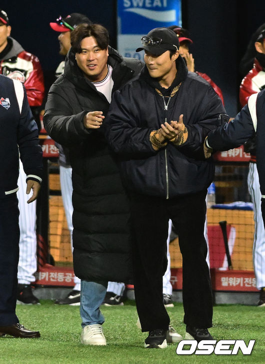 13일 오후 서울 잠실야구장에서 2023 KBO 프로야구 포스트시즌 한국시리즈 5차전 LG 트윈스와 KT 위즈의 경기가 열렸다.메이저리그 토론토 류현진, 샌디에이고 김하성이 사전 행사를 함께 하고 있다. 2023.11.13 / jpnews.osen.co.kr