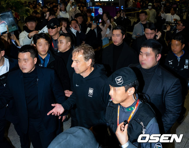 클린스만 감독이 입국장을 통과할때 축구 팬들이 욕을 하자 클린스만 감독이 의아하다는 제스처를 취하고 있다. 2024.02.08 / rumi@osen.co.kr