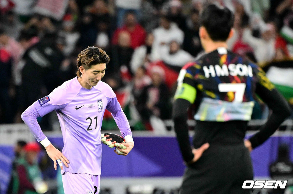 한국이 결승 진출에 실패했다.위르겐 클린스만 감독이 이끄는 대한민국 축구대표팀은 7일 0시(이하 한국시간) 카타르 알라이얀 아흐마드 빈 알리 스타디움에서 요르단과 2023 아시아축구연맹(AFC) 카타르 아시안컵 4강전을 치러 0-2로 패했다. 결승 진출에 실패했다. 동시에 64년 만의 우승도 일궈내지 못했다.경기를 마치고 한국 골키퍼 조현우와 손흥민이 아쉬워하고 있다. 2024.02.06 / jpnews.osen.co.kr