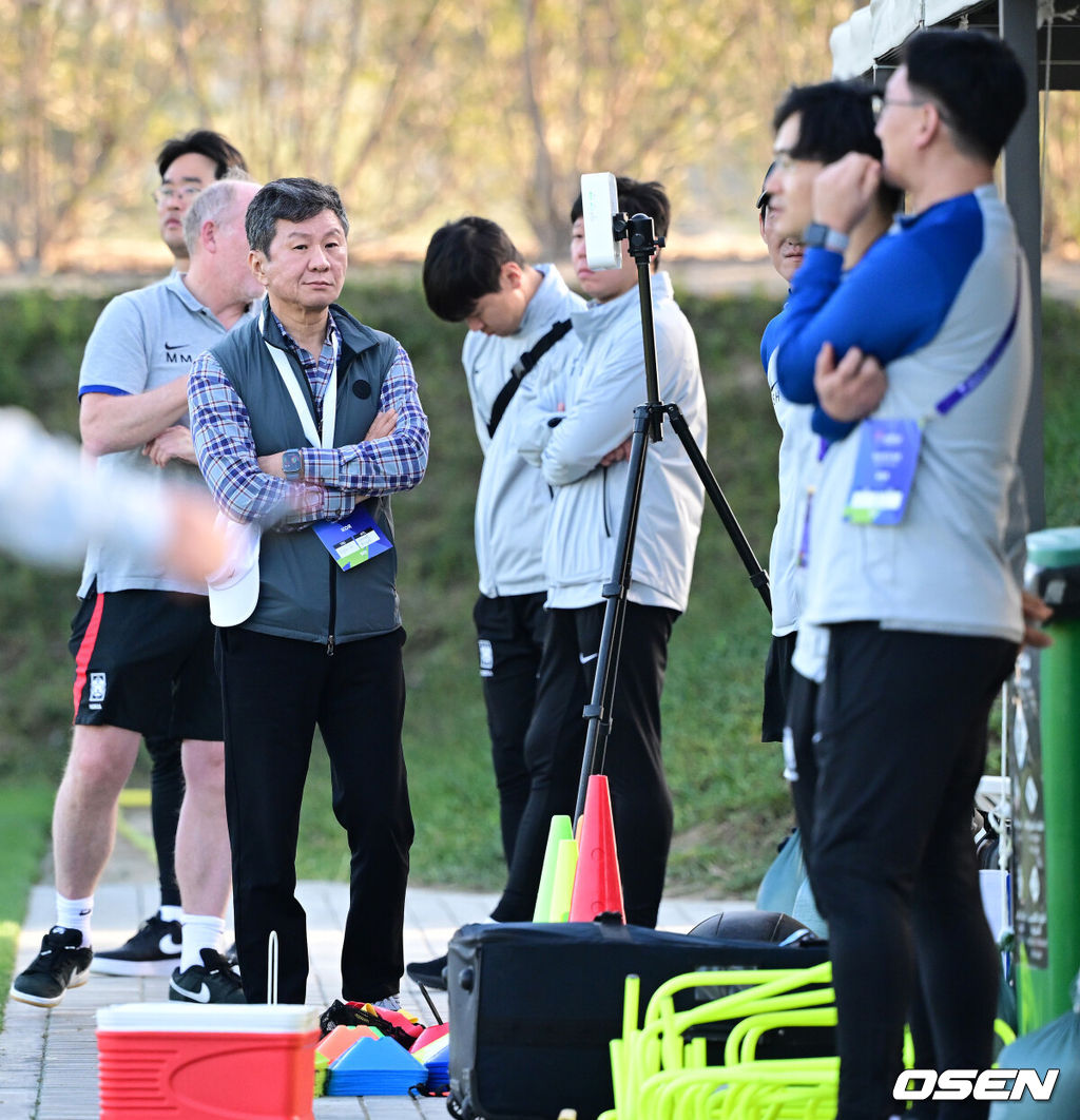 2023 아시아축구연맹(AFC) 카타르 아시안컵 4강 요르단전을 앞둔 대한민국 축구대표팀이 4일(현지시간) 카타르 도하 알 에글라 트레이닝 센터에서 훈련을 가졌다.대한축구협회 정몽규 회장이 훈련을 지켜보고 있다. 2024.02.04 / jpnews.osen.co.kr