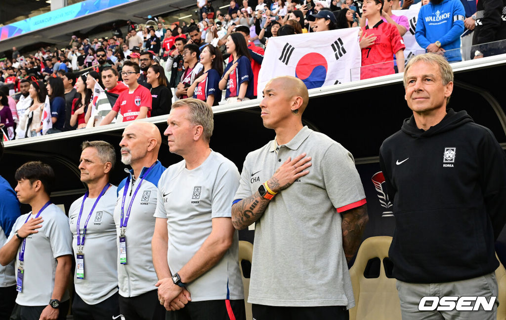 한국이 겨우 참사를 피했다. 종료 직전 나온 상대의 자책골에 힘입어 가까스로 무승부를 거뒀다.위르겐 클린스만 감독이 이끄는 대한민국 축구대표팀은 20일 오후 8시 30분(이하 한국시간) 카타르 도하 알투마마 스타디움에서 열린 요르단과 2023 아시아축구연맹(AFC) 카타르 아시안컵 조별리그 E조 2차전에서 2-2로 비겼다.대한민국 클린스만 감독을 비롯한 코칭스태프가 국민의례를 하고 있다. 2024.01.20 /jpnews@osen.co.kr