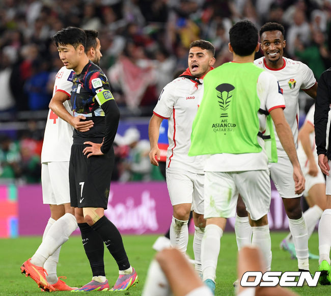 한국이 결승 진출에 실패했다.위르겐 클린스만 감독이 이끄는 대한민국 축구대표팀은 7일 0시(이하 한국시간) 카타르 알라이얀 아흐마드 빈 알리 스타디움에서 요르단과 2023 아시아축구연맹(AFC) 카타르 아시안컵 4강전을 치러 0-2로 패했다. 결승 진출에 실패했다. 동시에 64년 만의 우승도 일궈내지 못했다.경기를 마치고 한국 주장 손흥민이 아쉬워하고 있다. 2024.02.06 / jpnews.osen.co.kr