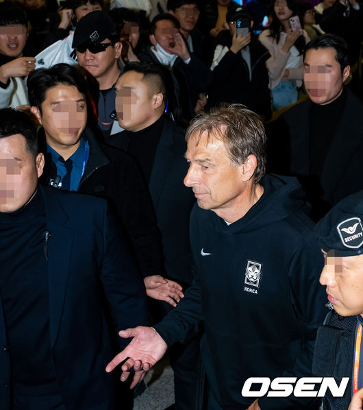 클린스만 감독이 입국장을 통과할때 축구 팬들이 욕을 하자 클린스만 감독이 의아하다는 제스처를 취하고 있다. 2024.02.08 / rumi@osen.co.kr