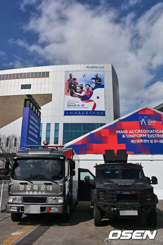 경찰들이 부산세계탁구선수권대회가 열리는 벡스코 광장에서 장갑차를 투입해 경계 근무를 서고 있다. 2024.02.13 / foto0307@osen.co.kr