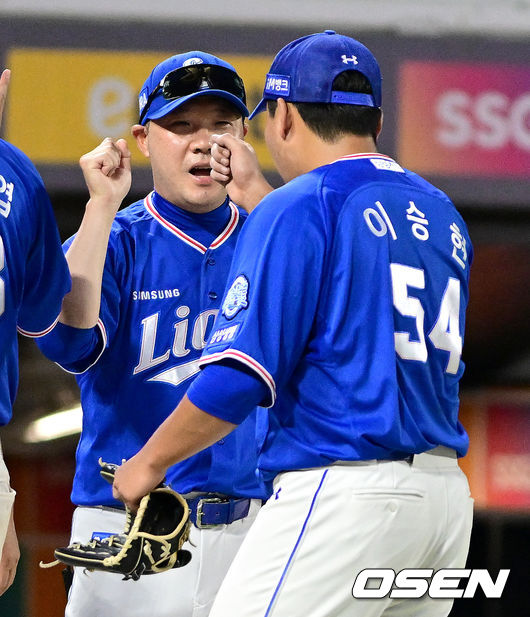 경기를 마치고 승리한 삼성 박진만 감독과 세이브를 거둔 투수 이승현이 인사를 나누고 있다. 2023.06.25 / dreamer@osen.co.kr