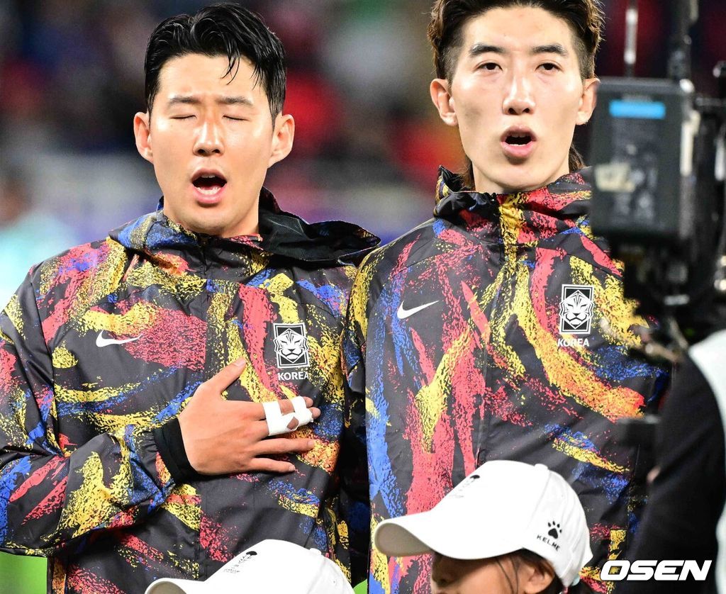 6일 오후 카타르 알라이얀 아흐메드 빈 알리 스타디움에서 2023 아시아축구연맹(AFC) 카타르 아시안컵 준결승 대한민국과 요르단의 경기가 열렸다.경기를 앞두고 한국 손흥민과 조현우가 애국가를 부르고 있다. 2024.02.06 / jpnews.osen.co.kr