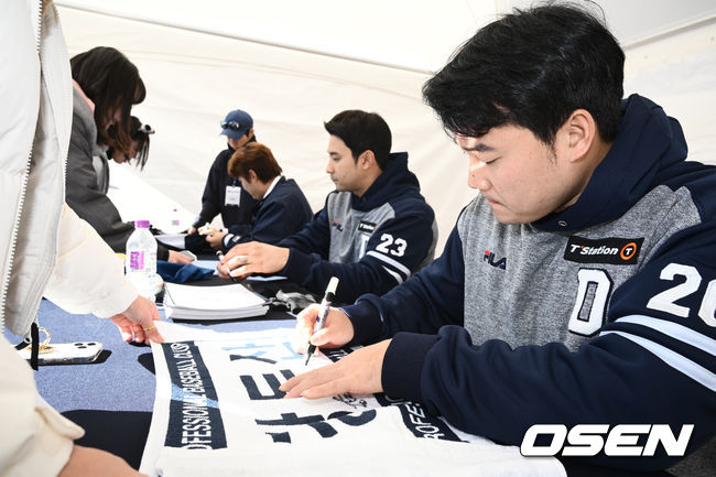 25일 서울 잠실구장에서 '2023 곰들의 모임' 행사가 열렸다.두산 안승한이 사인을 하고 있다. 2023.11.25 /cej@osen.co.kr