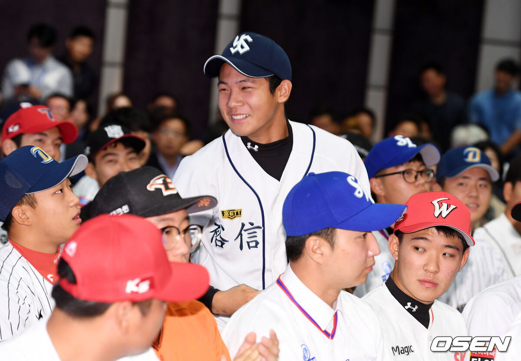 2018 KBO 신인 드래프트 행사에서 2차 10라운드 한화에 지명된 유신고 김진욱이 인사를 하고 있다. /jpnews@osen.co.kr