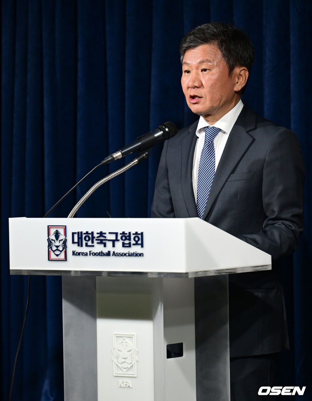 31일 오후 서울 종로구 대한축구협회 축구회관에서 징계 사면권 재심의 임시 이사회가 열렸다. 지난 28일 대한축구협회(KFA)에서 발표한 징계 중인 축구 100인에 대한 ‘기습 사면 조치’에 대해 거센 비난이 쏟아지면서 재심의를 결정했다.정몽규 대한축구협회 회장이 입장문을 발표하고 있다. 2023.03.31 /ksl0919@osen.co.kr 